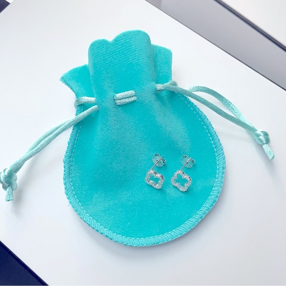 S925Stamped Silver Clover Design Earrings NWT - Picture 1 of 6